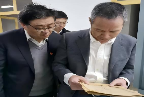 总局党委书记贾春曲到档案馆调研指导工作